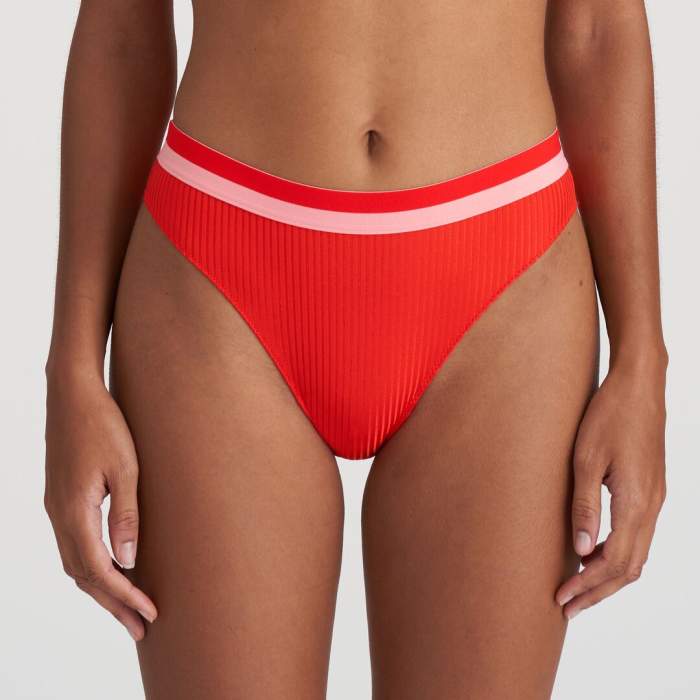 Braga  roja, braga bikini...