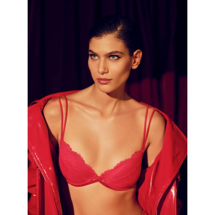 Red push up bra,  Andres...